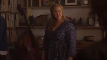 Bardot Kiera Vestido Floral Puff Sleeve Faux Wrap usado por Beth (Amy Schumer) como se ve en Life & Beth (S02E02)
