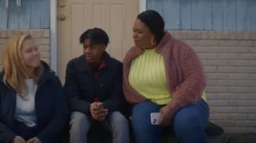 Top de punto H&M Ladder Stitch usado por Maya (Yamaneika Saunders) como se ve en Life & Beth (T02E02)