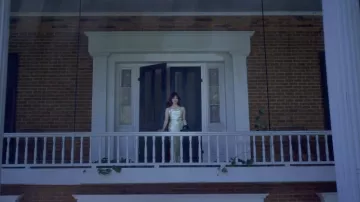 Vestido de satén plateado usado por Cairo Sweet (Jenna Ortega) como se ve en la película Miller's Girl