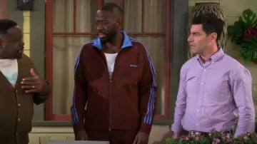 Chaqueta de chándal de poliéster reciclado Adidas de 3 rayas usada por Malcolm Butler (Sheaun McKinney) como se ve en The Neighborhood (S06E03)