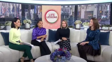 Suéter de cuello alto adornado con perlas falsas de Eliza J usado por Dylan Dreyer como se ve en Today el 26 de febrero de 2024