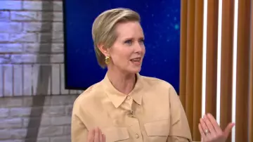 Veste chemise en daim Lafayette 148 New York Paperfine portée par Cynthia Nixon dans CBS Mornings le 26 février 2024
