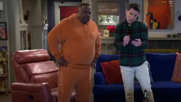 Sergio Tacchini Chenille Sweat à capuche porté par Calvin Butler (Cedric the Entertainer) tel qu’on le voit dans The Neighborhood (S06E03)
