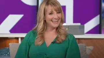 Vestido de Ted Baker Joselyn usado por Melissa Rauch como se ve en The Talk el 26 de febrero de 2024