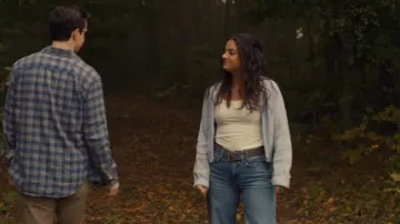American Eagle Dreamy Drape Super High Waisted Baggy Wide Leg Jean En Bleu porté par Alice Dhawan (Sadie Laflamme-Snow) comme on le voit dans The Way Home (S02E05)