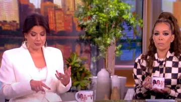Veste Lafayette 148 Peak Lapel One-Button en laine et soie portée par Ana Navarro comme on le voit dans The View le 26 février 2024