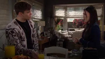 Cárdigan Topman All-Over Design usado por R.J. Forrester (Joshua Hoffman) como se ve en The Bold and the Beautiful el 20 de febrero de 2024