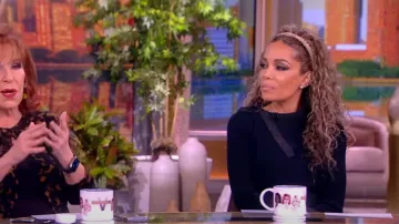 Vestido de suéter midi de manga larga de punto acanalado fino de Proenza Schouler usado por Sunny Hostin como se ve en The View el 27 de febrero de 2024