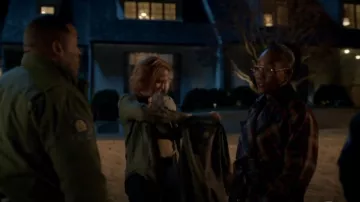 Gabardina con cinturón a cuadros de Victoria Beckham usada por Amanda Wagner (Sonja Sohn) como se ve en Will Trent (T02E02)