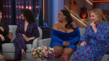 Diane von Furstenberg Robe-chemise mi-longue à manches longues imprimé Lux Leaf portée par Amy Schumer dans The Kelly Clarkson Show le 20 février 2024