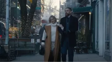 Falda cruzada Balmain Maxi Monogram usada por Gemma Brooks (Comfort Clinton) como se ve en FBI (S06E03)