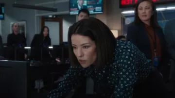 Boutonnée géométrique verte Marella portée par Elise Taylor comme on le voit dans FBI (S06E03)