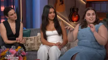 Robe Marion Tanya Taylor portée par Beanie Feldstein comme on le voit dans The Kelly Clarkson Show le 22 février 2024