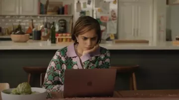 Suncoo Palmer Fantasy Patterned Polo Jumper porté par Camille Pham (Rakhee Morzaria) comme on le voit dans Run the Burbs (S03E08)