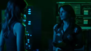 Vince Chrysanthemum Silk Shell In Black worn by Janis Calavicci (Georgina Reilly) as seen in Quantum Leap (S02E13)