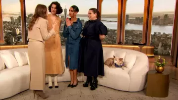 Tanya Taylor Elza Robe-chemise en popeline de coton à manches bouffantes portée par Beanie Feldstein comme on le voit dans The Drew Barrymore Show le 23 février 2024