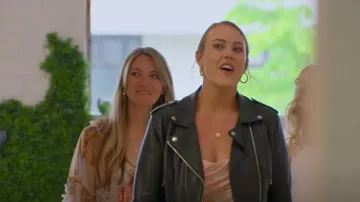 Forever 21 Chaqueta de cuero corta usada por Chelsea Blackwell como se ve en Love Is Blind (T06E11)