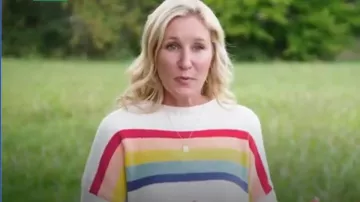 American Eagle Outfitters Chenille crème arc-en-ciel Balloon Sleeve Sweater porté par Jenny Marrs comme on le voit dans Fixer to Fabulous (S05E15)