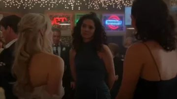 Cinq a Sept Rori Vestido midi de cuello alto sin mangas usado por Stella Kidd (Miranda Rae Mayo) como se ve en Chicago Fire (T12E06)