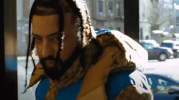 Chaleco acolchado Gucci Beige-GG & Royal Blue Panel usado por French Montana en la introducción de Dirty Bronx con Amber Run (Video musical oficial)