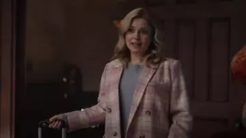 Blazer Sezane Christy à carreaux rose porté par Samantha (Rose McIver) comme on le voit dans Ghosts (S03E03)