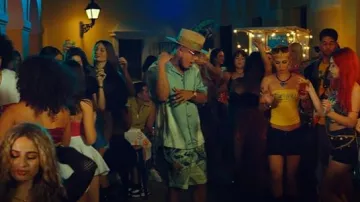Shorts 'Piperi' florales verde menta de Dries Van Noten usados por Myke Towers en LA CAPI (Video oficial)
