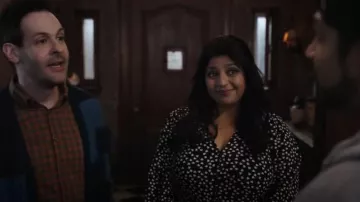 Chemisier en crêpe texturé Vero Moda porté par Bela (Punam Patel) dans Ghosts (S03E03)