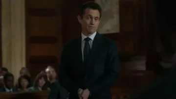 J Crew Ludlow Veste de costume coupe classique en flanelle de laine extensible italienne portée par l’ADA exécutif Nolan Price (Hugh Dancy) comme on le voit dans Law & Order (S23E06)