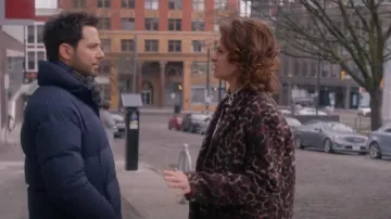 Topman Leopard Print Longline sobre Abrigo con Lana en Marrón usado por Belinda Tuttle (Sandra Bernhard) como se ve en So Help Me Todd (S02E03)