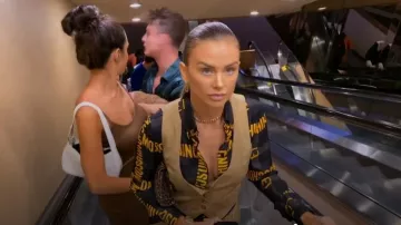 Chemise Moschino pour homme à logo jaune imprimé de plaque portée par Lala Kent comme on le voit dans Vanderpump Rules (S11E05)