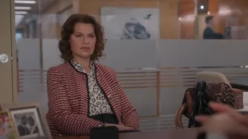 Chaqueta de tweed en contraste Maje Venalt usada por Belinda Tuttle (Sandra Bernhard) como se ve en So Help Me Todd (T02E03)
