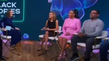 Sandalias de satén adornadas con Versace usadas por Vivica A. Fox en Good Morning America el 28 de febrero de 2024