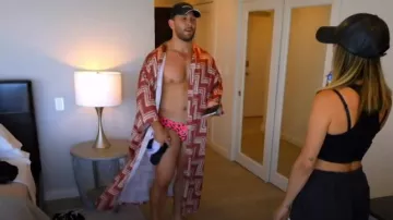 Perruche Smuggler Neon Jungle portée par Brock Davies comme on le voit dans Vanderpump Rules (S11E05)