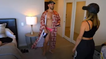 Asos Design Kimono à la palangre en Satin Crochet Stitch Print porté par Brock Davies comme on le voit dans Vanderpump Rules (S11E05)