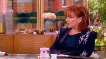 Cinq à Sept Coastal Floral Embroidered Cheyenne Blazer usado por Joy Behar como se ve en The View el 29 de febrero de 2024