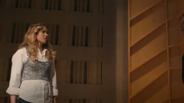 Cinq A Sept Elodie Top usado por Joann (Jane Krakowski) como se ve en Elsbeth (T01E01)