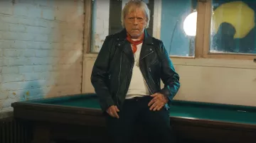 La chaqueta Perfecto de cuero negro que lleva Renaud en el vídeo de YouTube Dans mes cordes – Manhattan-Kaboul [feat. @noeeavec2e.]