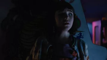 Cárdigan gris usado por Abby (Piper Rubio) como se ve en el vestuario de la película Five Nights at Freddy's