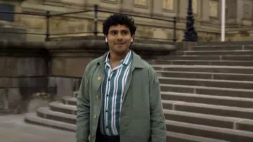 Chemise New Look Stripe en Mid Green portée par Elliot (Bilal Hasna) comme on le voit dans Dead Hot (S01E01)