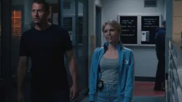 Veste Puma en tricot zippée sur le devant portée par Sarah (Kaya Rosenthal) vue dans Hightown (S03E05)