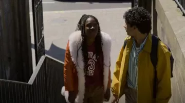 Charlotte Simone Clementine Chaqueta usada por Jess episodios desconocidos (Vivian Oparah) como se ve en Dead Hot (T01E01)