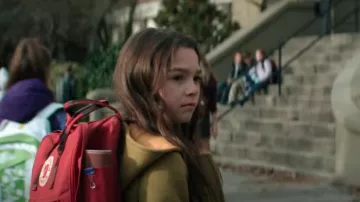 Mochila clásica Fjallraven Kanken usada por Hilde Lisko (Brooklynn Prince) como se ve en Home Before Dark (S01E01)