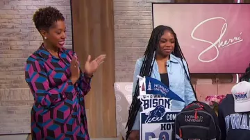 House of Harlow Robe portefeuille à imprimé géométrique portée par Monica Lewis vue dans Sherri le 29 février 2024