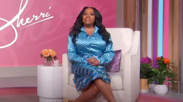Falda midi de jacquard de seda con estampado de gabardina azul de Lisou Frankie usada por Sherri Shepherd vista en Sherri el 29 de febrero de 2024