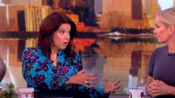 Diane Von Furstenberg Lala Top porté par Ana Navarro dans The View le 1er mars 2024
