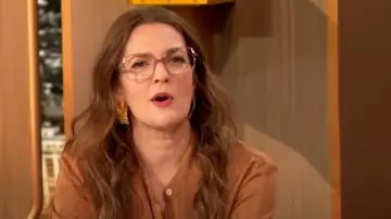 Tachuelas Misho Flow usadas por Drew Barrymore como se vio en The Drew Barrymore Show el 1 de marzo de 2024