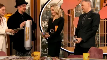 Chaqueta y falda con cinturón anidado Tahari ASL usada por Chloe Fineman como se ve en The Drew Barrymore Show el 1 de marzo de 2024