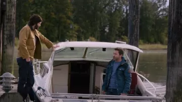 Chaqueta de plumas Fjallraven usada por Matt Lisko (Jim Sturgess) como se ve en Home Before Dark (S02E05)