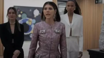 Christopher Kane Rosa Conjunto de chaqueta y pantalones con estampado floral usado por Claire (Marisa Tomei) como se ve en Upgraded