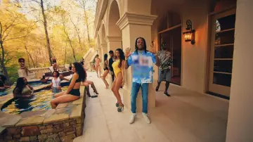 Le t-shirt imprimé bleu Alexander Wang porté par Quavo dans le clip I Get the Bag de Gucci Mane